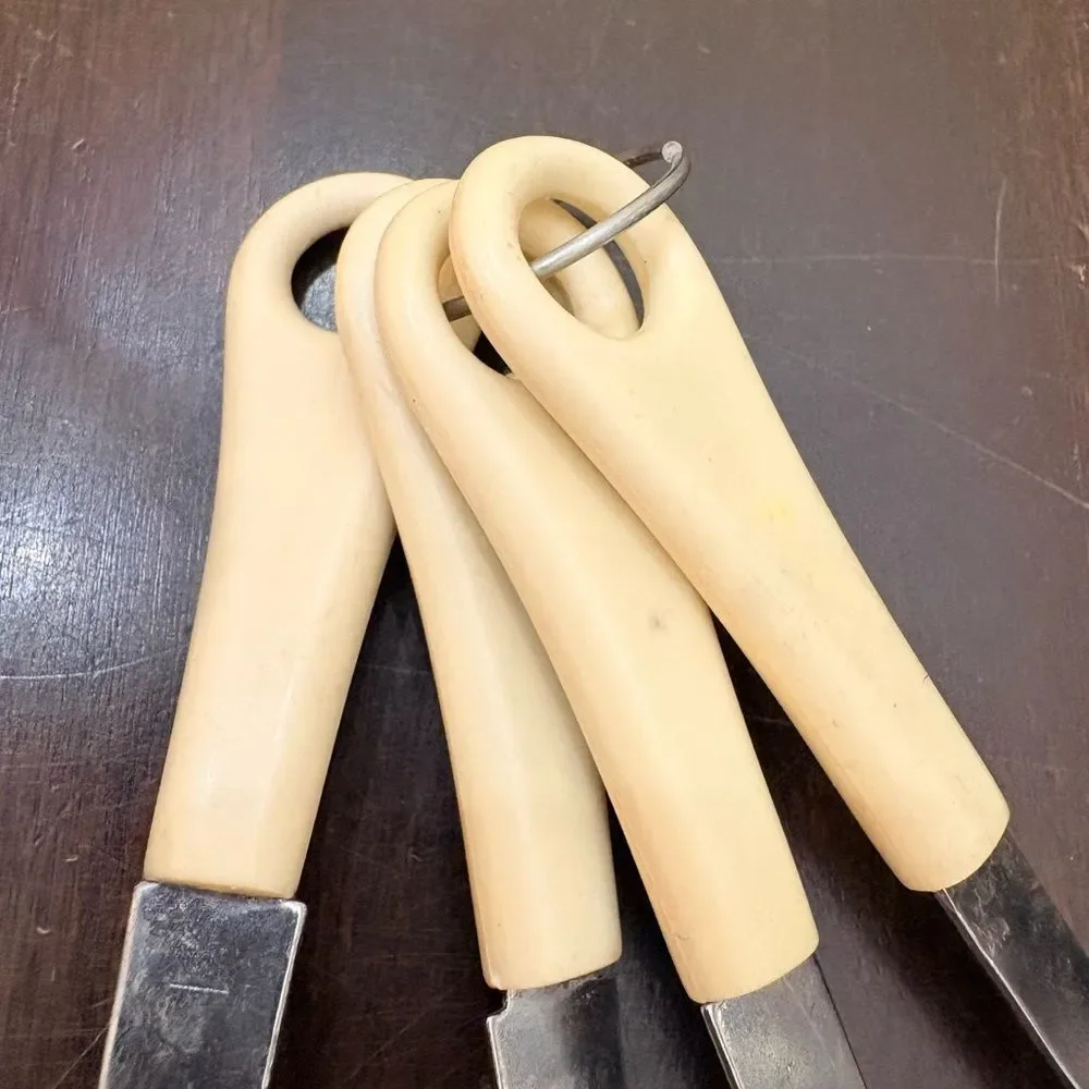 Plastic-Handle Measuring Spoon Set in Cream